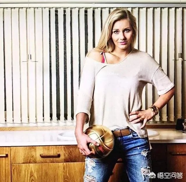 在和中国女排的比赛中,14号荷兰美女球员总被教练单独训话,她是谁?有什么来头吗?