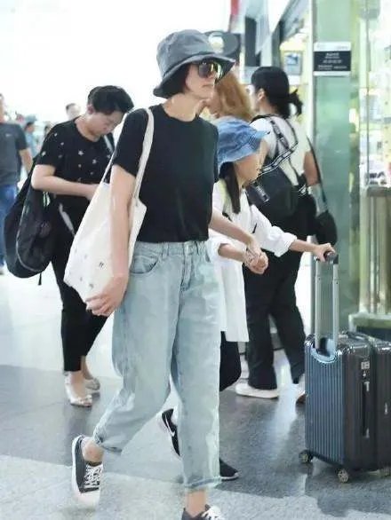 袁泉夏雨穿情侣装现身,女儿身高到妈妈肩膀,一家三口怎么那么接地气呢?