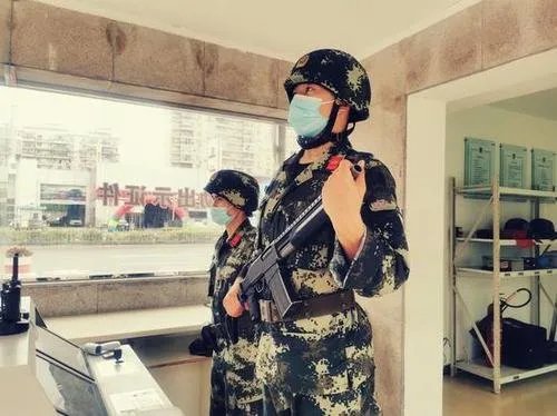 军民一家亲!关于游客帮哨兵撑伞一事,你有何看法?