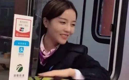 高速收费员被质疑假笑,收费员在工作中为什么要笑?
