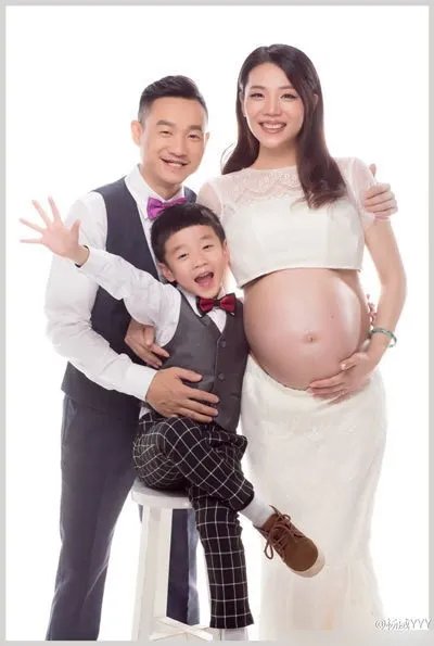 杨威双胞胎满月 晒一家五口合照