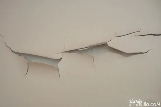 墙面发霉巧处理 还原亮丽新居室