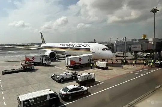 新加坡航空停飞 波音飞机引擎出问题