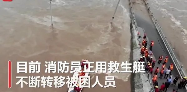 四川乐山洪水拦腰截断大桥,消防员是如何展开救援的?