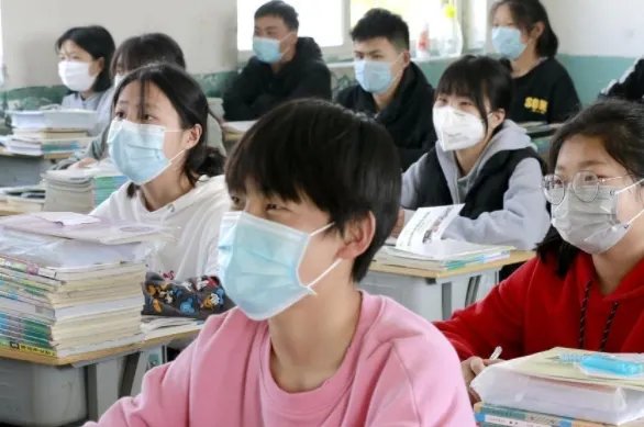 大连一小学生因假期后连上7天课天天哭，怎样化解孩子的“心结”？