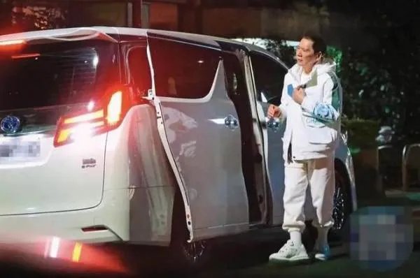 向太携儿子儿媳与友人聚餐,为何郭碧婷表情一脸冷淡?