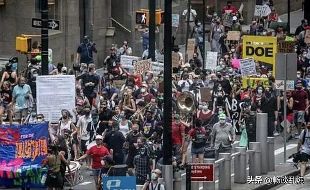 美国大学37000人确诊新冠肺炎,谁来承担责任?