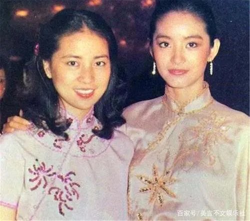 林凤娇深爱成龙这么多年，背后为何全是泪水？