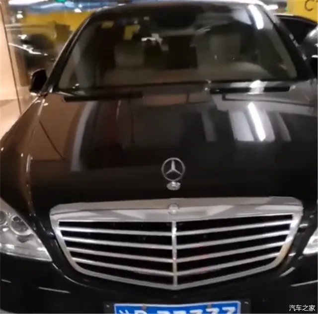 实拍奔驰S500，落地240万，排量4.7T，5秒破百，挂33333车牌