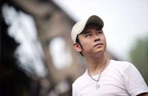 刀郎和伍佰,他们两个谁作词作曲唱功厉害?