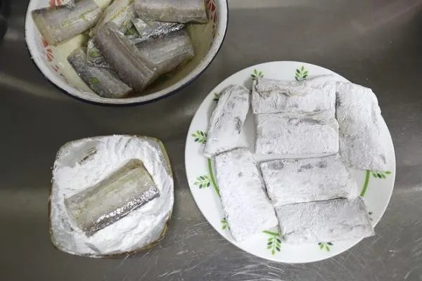 干炸带鱼怎么做酥脆好吃