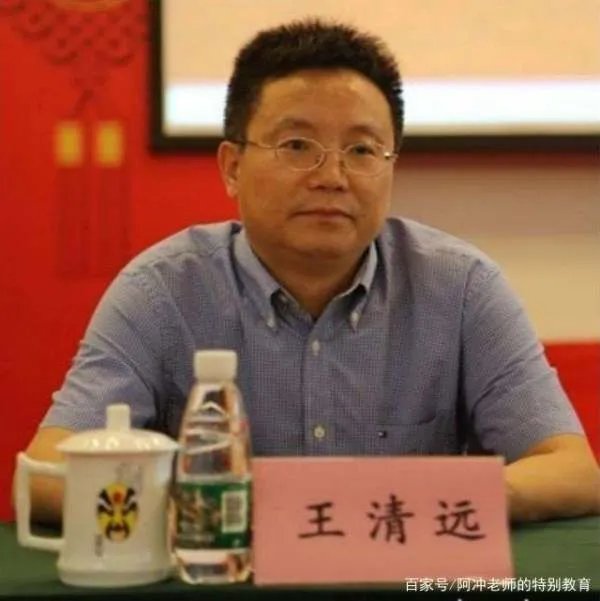 成都大学校长王清远现身后,做了什么事,让有的人为之动容?