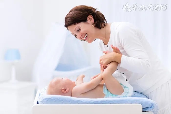 如何为宝宝换尿布_为宝宝换尿布小技巧