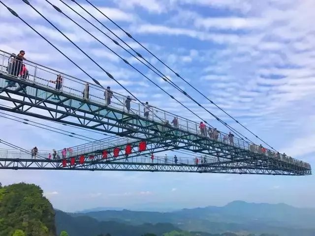 重庆现高80米吓破胆的“天空悬廊”是怎么建的?