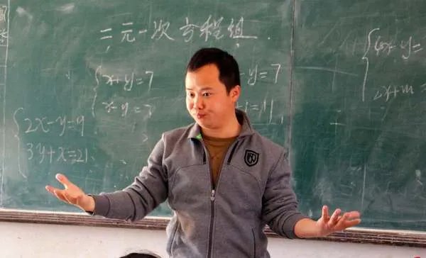 高二数学老师上课不写板书,只念课本,全班考试不及格,可以申请换老师吗?
