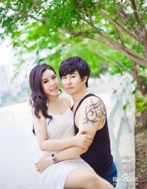 超女纪敏佳结婚了,太着急结婚照没修就发出来了
