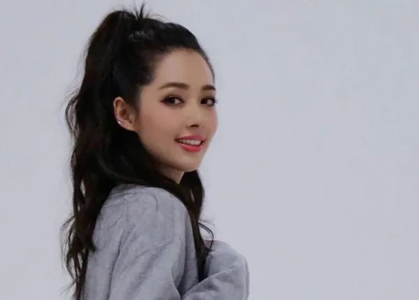 向太携儿子儿媳与友人聚餐,为何郭碧婷表情一脸冷淡?