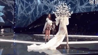 2017维密大秀,超模奚梦瑶不慎摔倒,未来的道路会如何?