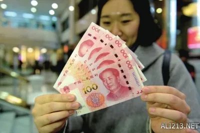 土豪金百元钞亮相遇尴尬:假币?冥币?吐槽满满
