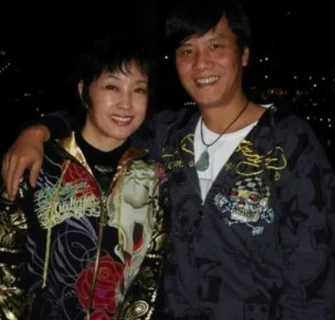 刘晓庆老公阿峰是谁? 揭开影后坎坷的婚姻之路