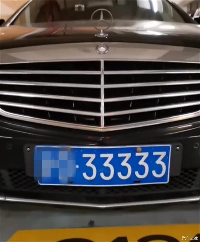 实拍奔驰S500，落地240万，排量4.7T，5秒破百，挂33333车牌