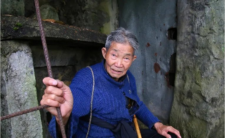孤寡老人花26万修活人墓是怎么回事？