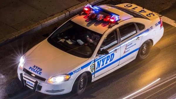 姑娘报警要坐警车回家是怎么回事?