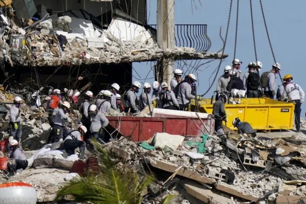 美国大楼倒塌事故已致22人死亡,事故的责任该有谁来承担?